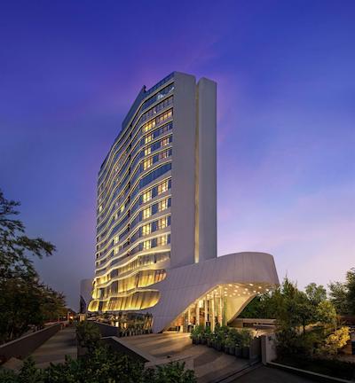 دوبلتری بای هیلتون اهمداباد