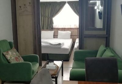 هتل آپارتمان معین درباری مشهد