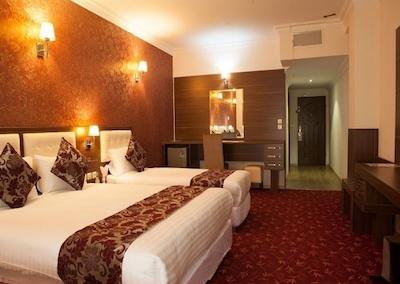 هتل بزرگ بام بروجن