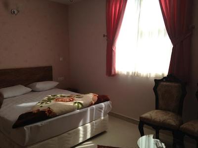 مهمانپزیر ممتاز مقدم مشهد