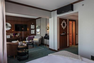 ببک هتل بای استی کالکشن آدولتز آنلی