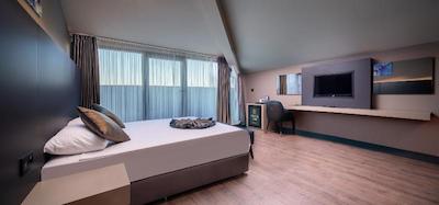 هیدن هیلز استانبول ایرپورت