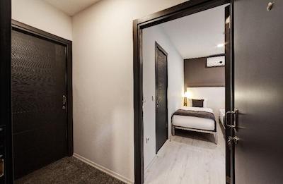 لایم گاردن هتل