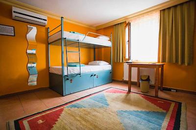 آگورا گست هاوس