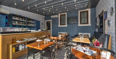 فور دورز هتل