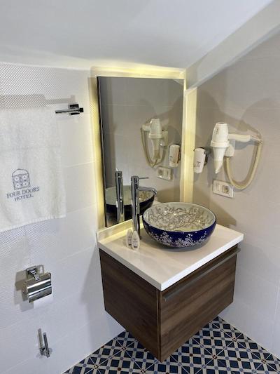 فور دورز هتل