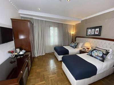 فور دورز هتل