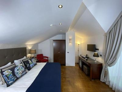 فور دورز هتل