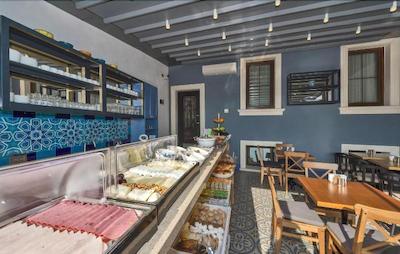 فور دورز هتل