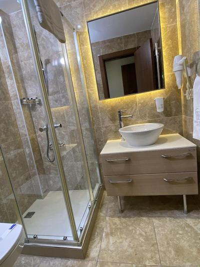 فور دورز هتل