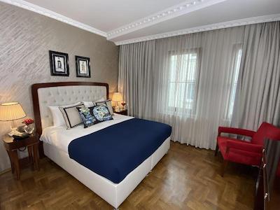 فور دورز هتل