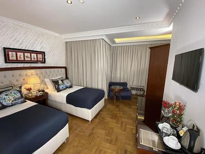 فور دورز هتل