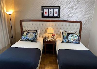 فور دورز هتل