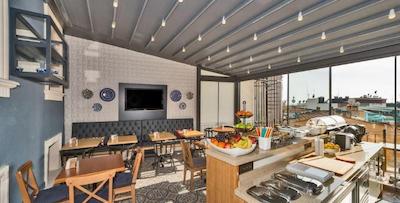 فور دورز هتل