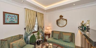 فور دورز هتل