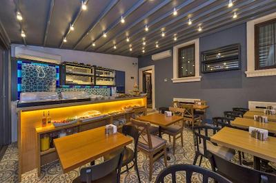 فور دورز هتل