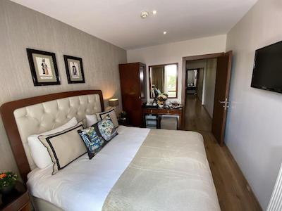 فور دورز هتل