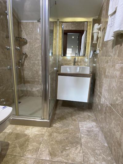 فور دورز هتل