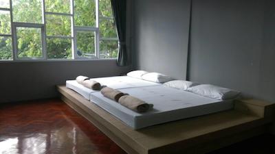 این استیشنز هاستل