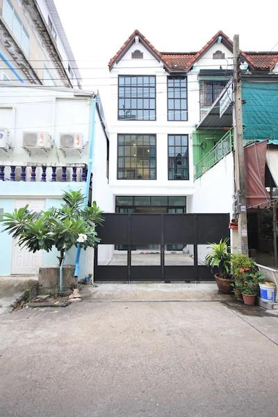 ال ۲۲ هاستل