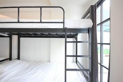 ال ۲۲ هاستل