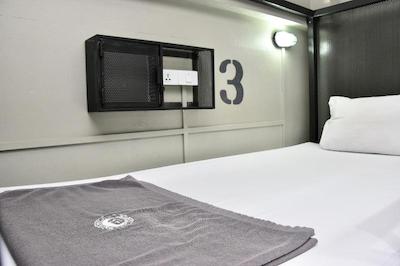 مد مانکی بانگوک هاستل ادالتز اونلی