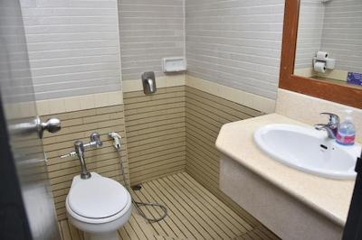 مد مانکی بانگوک هاستل ادالتز اونلی