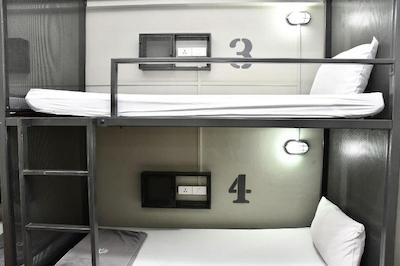 مد مانکی بانگوک هاستل ادالتز اونلی