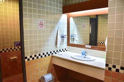 مد مانکی بانگوک هاستل ادالتز اونلی