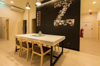 لیزی ساندی هاستل