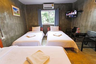 ای تی اسمایل هاوس