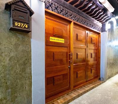 چک این مای هاستل