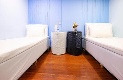 چک این مای هاستل