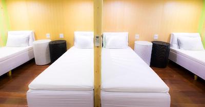 چک این مای هاستل