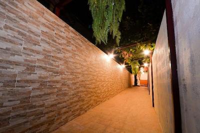 یو نید گست هاوس