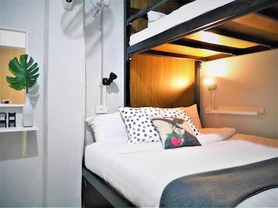 پلوئن بانکوک هاستل کاوسانی