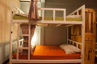 ایت تینگ کافه اند هاستل