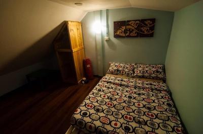 ایت تینگ کافه اند هاستل