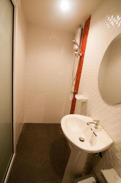 ایت تینگ کافه اند هاستل