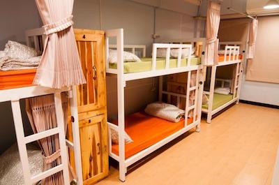 ایت تینگ کافه اند هاستل