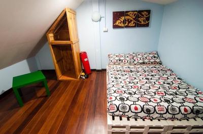 ایت تینگ کافه اند هاستل