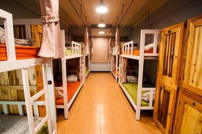 ایت تینگ کافه اند هاستل