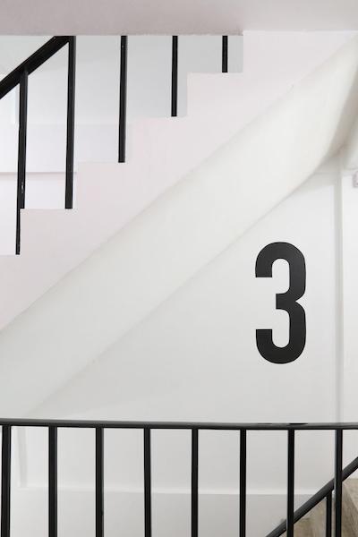 آپارتمان 45 هاستل ادالتز اونلی