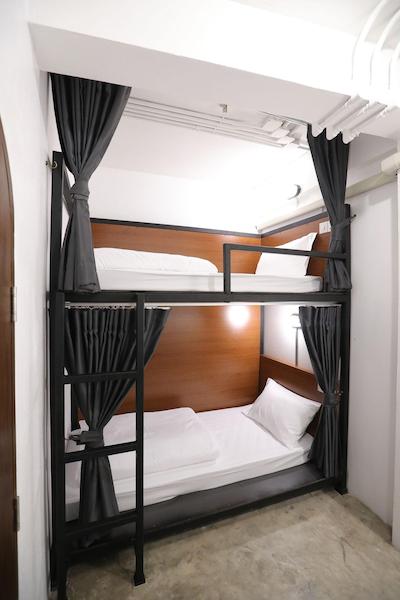 آپارتمان 45 هاستل ادالتز اونلی