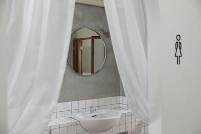 آپارتمان 45 هاستل ادالتز اونلی