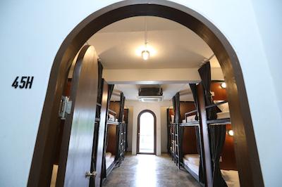 آپارتمان 45 هاستل ادالتز اونلی