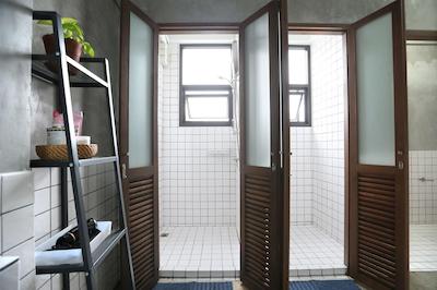 آپارتمان 45 هاستل ادالتز اونلی