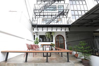 آپارتمان 45 هاستل ادالتز اونلی