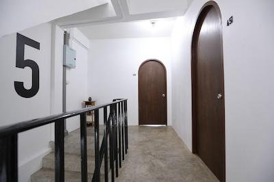 آپارتمان 45 هاستل ادالتز اونلی