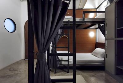 آپارتمان 45 هاستل ادالتز اونلی